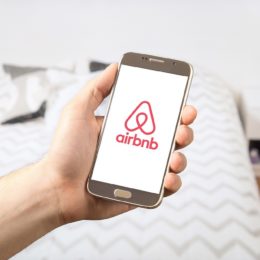 Povinnosti pronajímatelů při pronájmu přes Airbnb nebo Booking